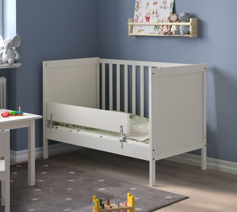 Berço IKEA Sundvik com colchão e roupa