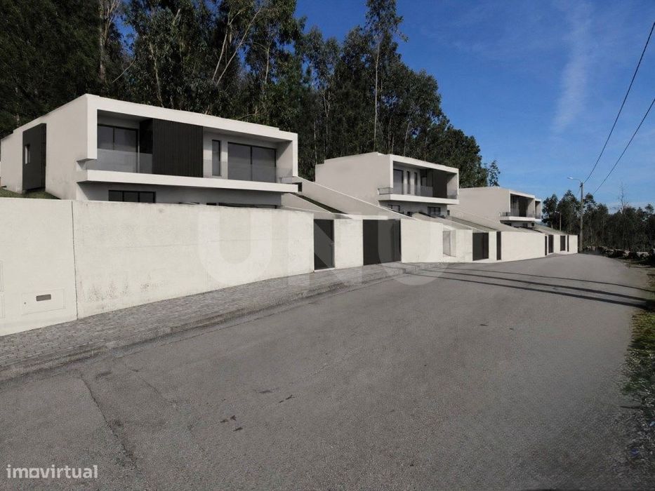 Terreno urbano c/ 3.354m2| Projeto Aprovado para 2 Moradias | Sta. ...