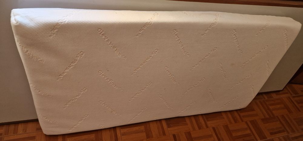 Cama de criança com barra lateral + colchão