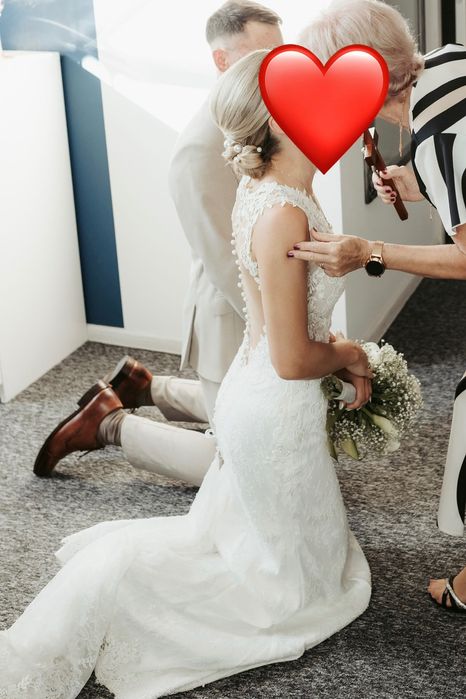Suknia ślubna z odkrytymi plecami