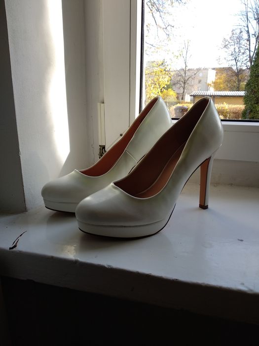 Białe cudne szpilki r. 41