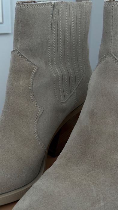 Короткі замшеві ковбойки estro