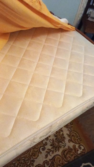 Cama de solteiro com colchão. BOM ESTADO