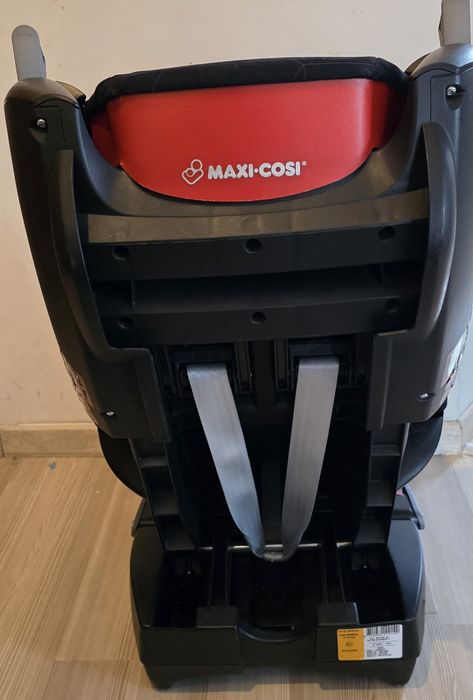 Fotelik Tobi zapinany na pasy. Premium black