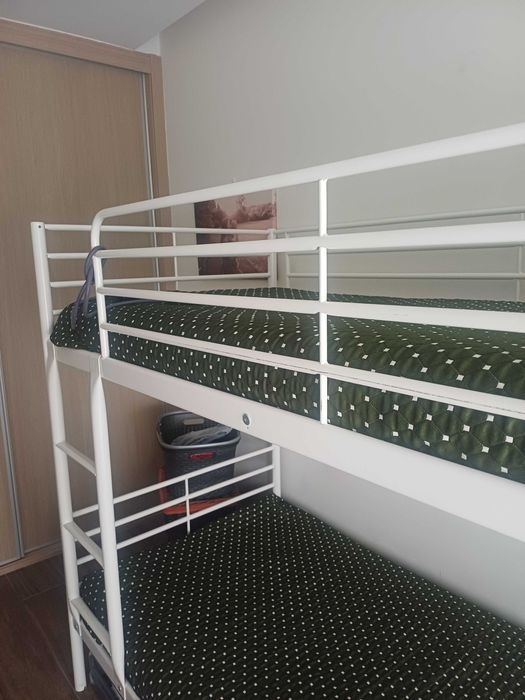 Beliche da Ikea em metal, cor branca  3 camas