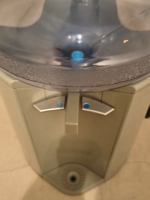 Este aparelho é um dispensador de água de bancada