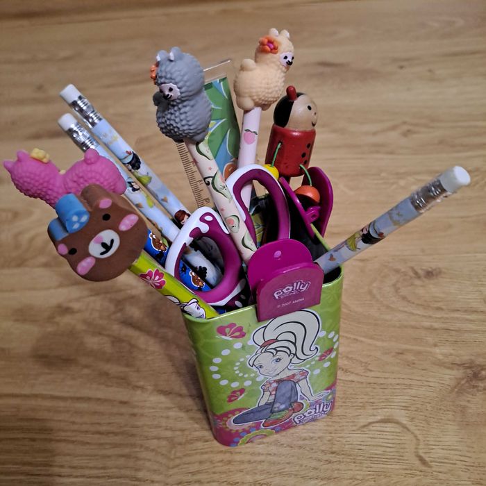 Zestaw przyborów szkolnych w puszce Polly pocket