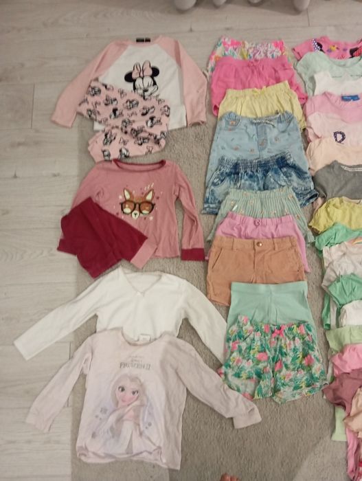 91 peças de roupa para meninas entre 4 e 5 anos