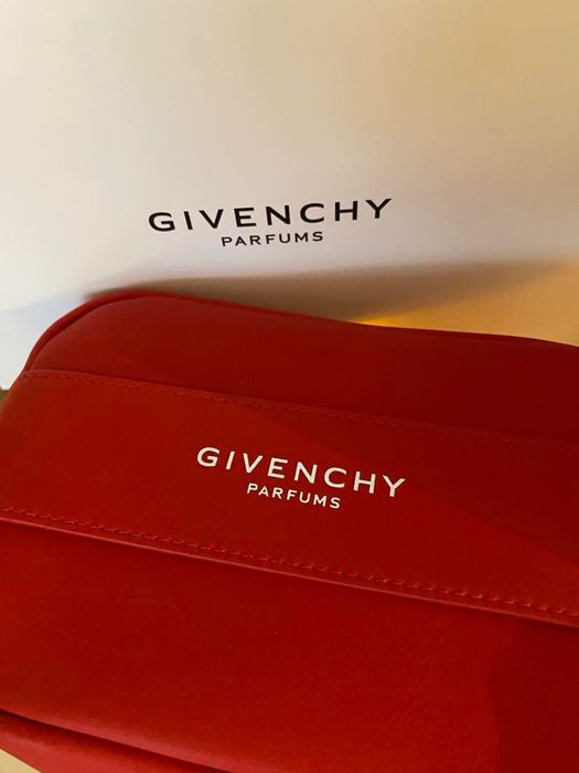 Косметичка  cумочка Givenchy Франция  краcная срочно