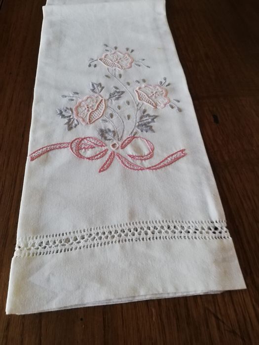 Jogo de toalhas em linho (bordado da lixa)