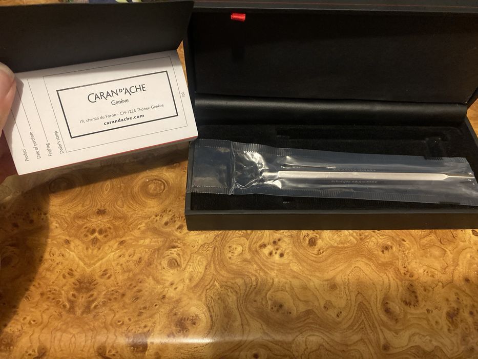 Ручка пір'єва фірми Caran d’Ache, Geneve письмове приладдя авторучка