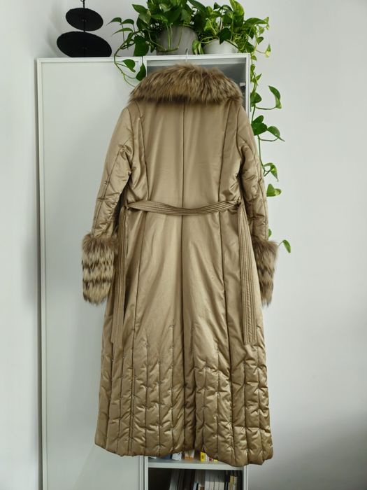 Długi ocieplany płaszcz z futrem złoty
