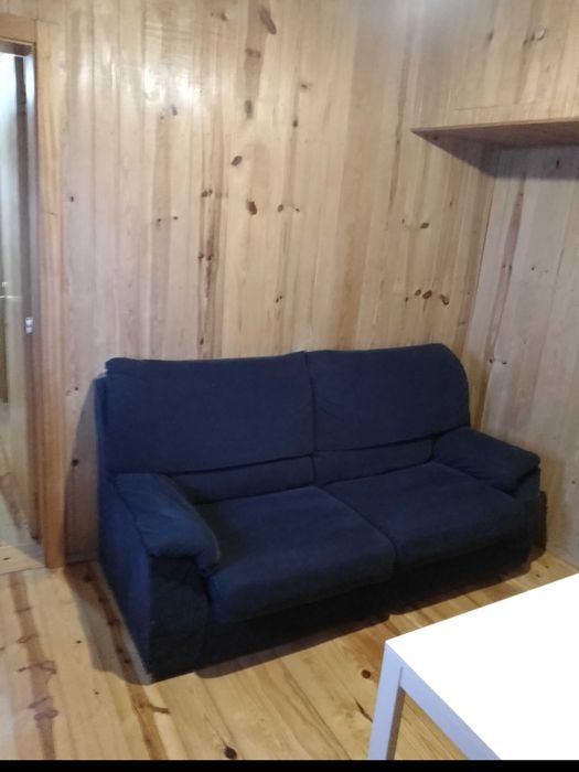 Sofá azul de 2 lugares