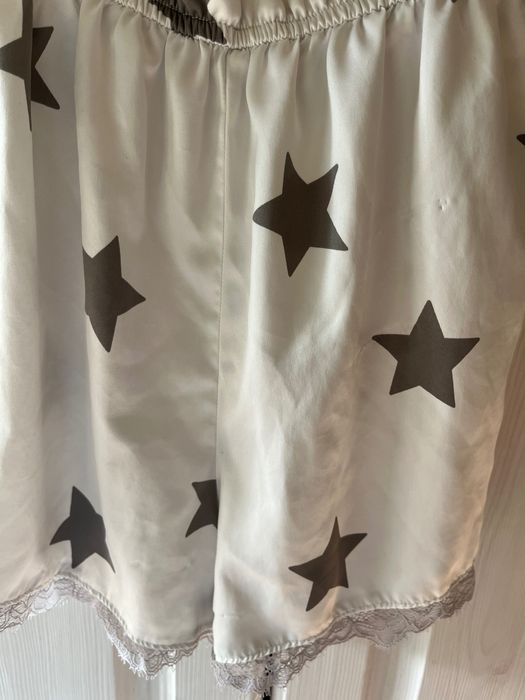 Biała piżamka kombinezon w gwiazdki satynowa Gilly Hicks 36 S