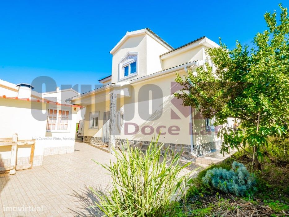 Moradia Isolada T5 com Garagem e anexo em Quinta do Conde