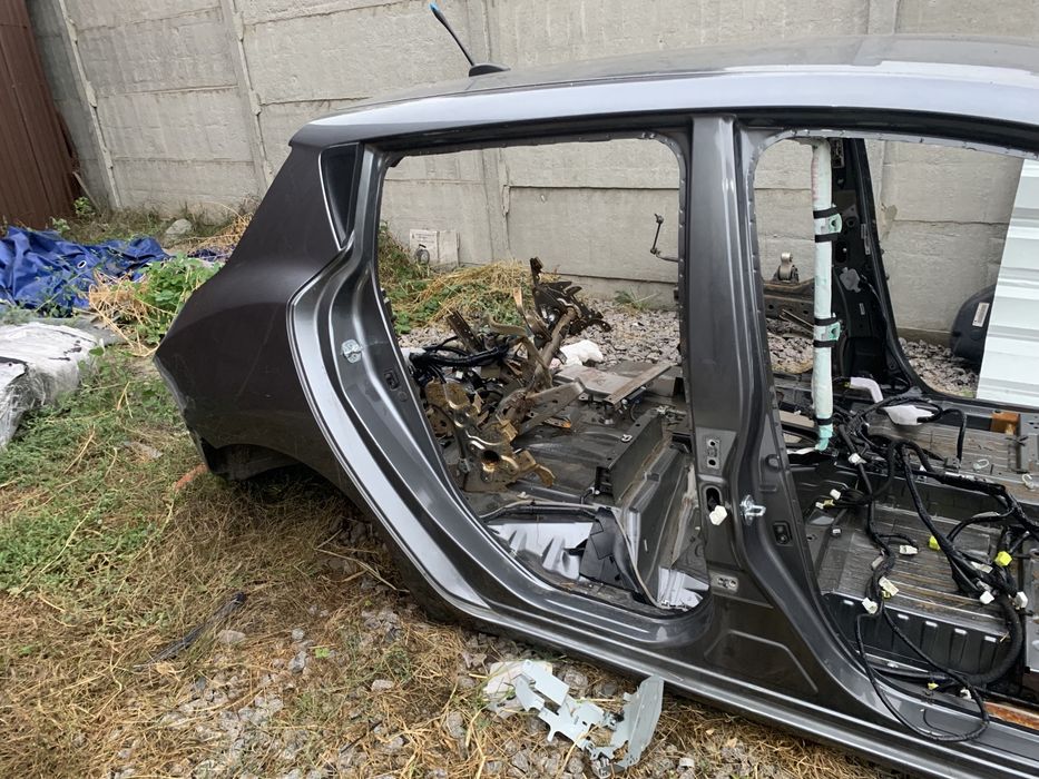 Четверть Nissan Leaf 11-17 порог крыша задняя панель