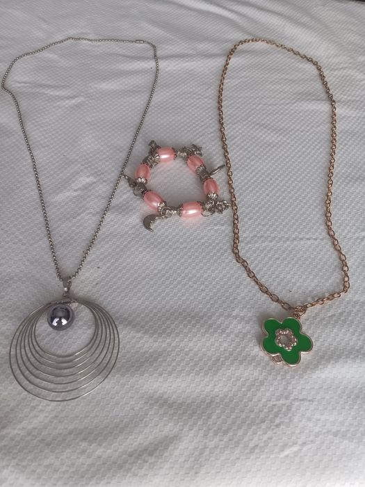 Vendo colares e 1 pulseira