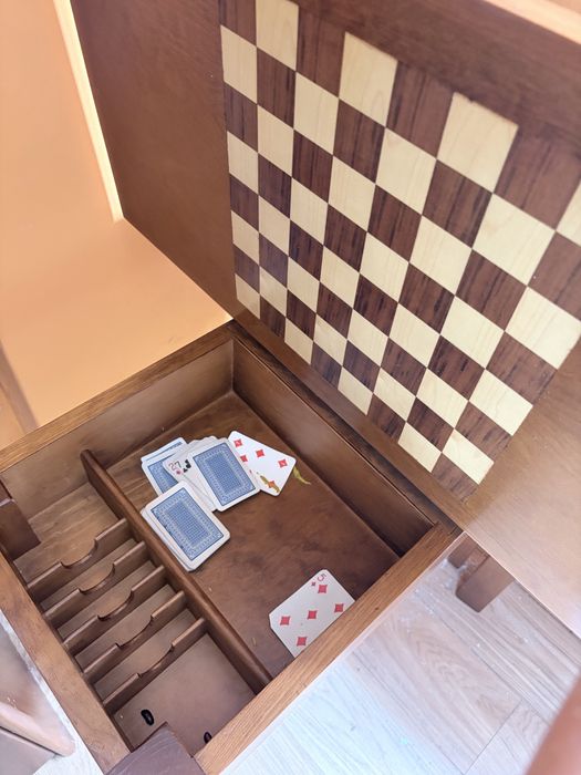 Mesa de jogos transformável em madeira + 2 cadeiras