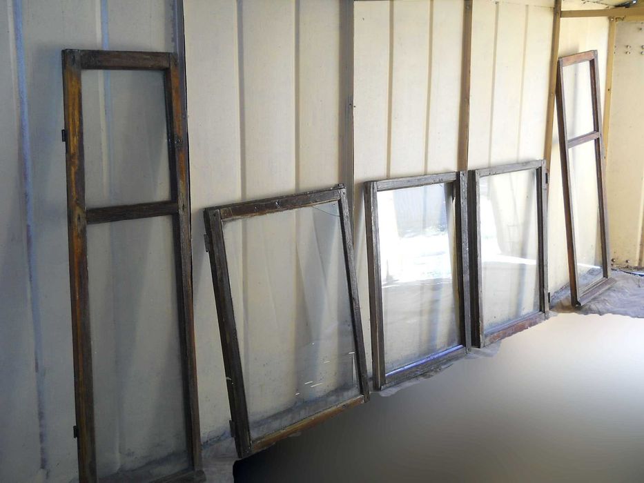 Стекло с окон балконных  см и см