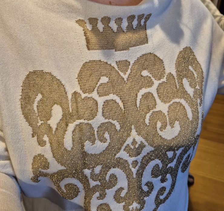 Camisola creme e dourada, da marca RUGA