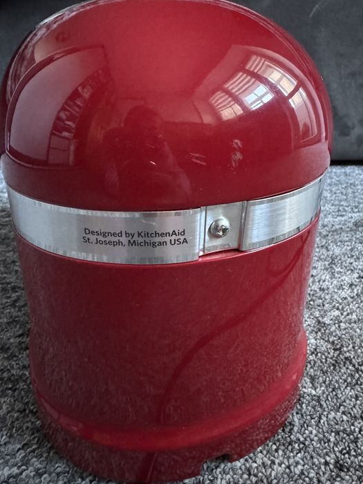 Тостер KitchenAid Artisan 5KMT2204E червоного кольору.