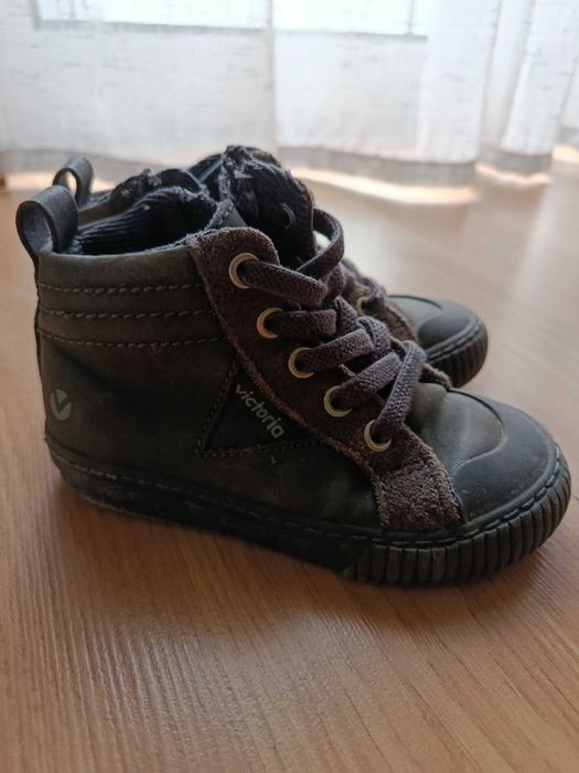Botas  menino número 25