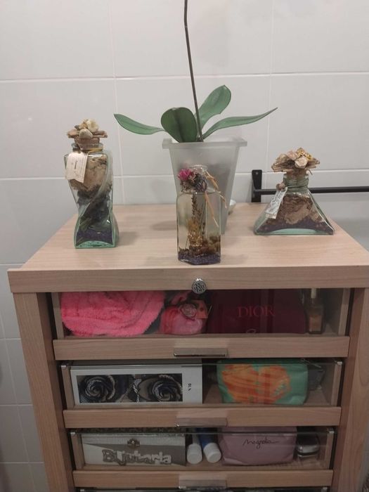 Móvel versátil, serve como Camiseiro ou móvel de casa de banho com 5 gavetas e um gavetão.