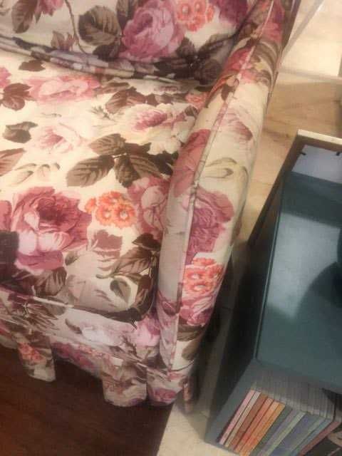 Sofa de dois lugares em flores