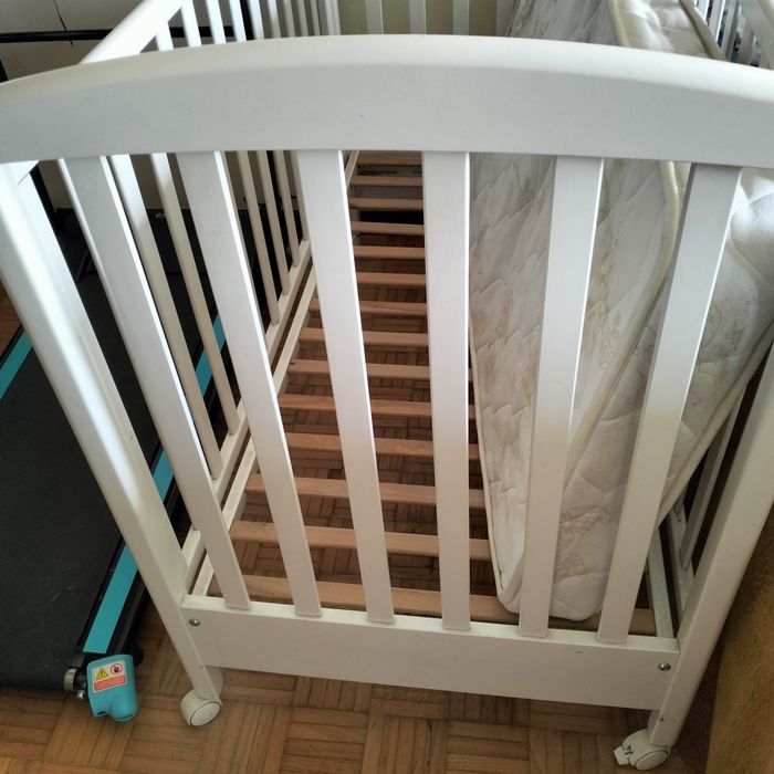 Cama de bebê de madeira maciça branca