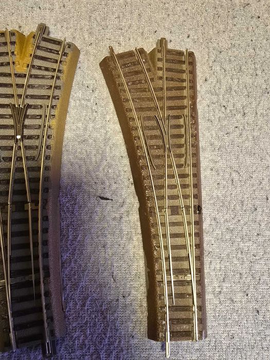 Zwrotnice cyfrowe Roco na plastikowym podkładzie