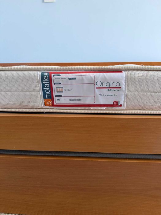 Cama de solteiro + 2 colchões + 2 estrados em excelente estado