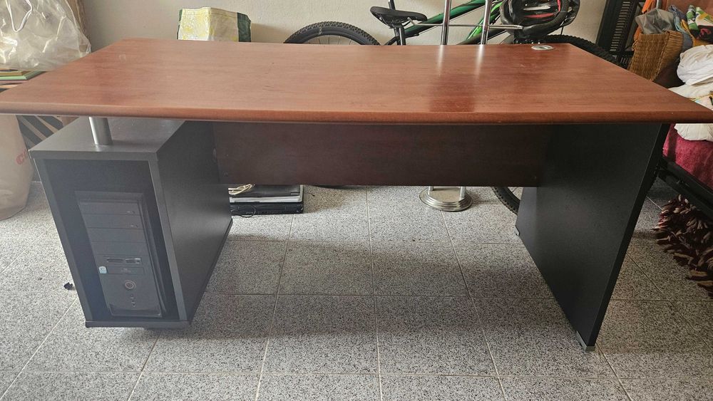 Vendo secretária robusta