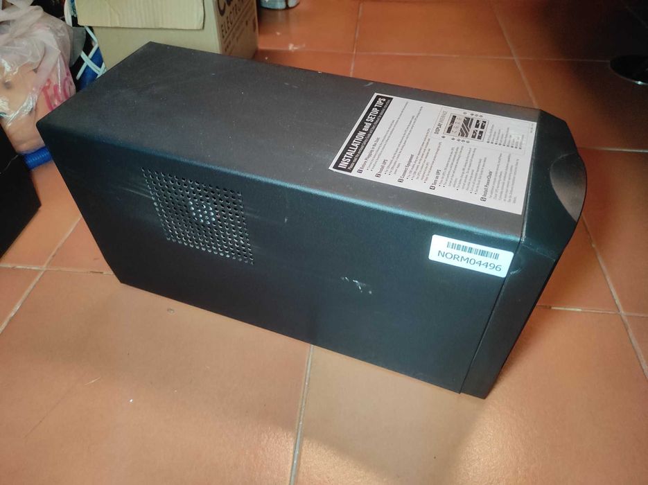 APC Smart-UPS SMT1500i a funcionar, testada com bateria