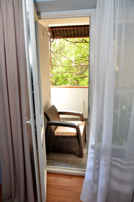 Біля басейну на 3 поверсі здається затишна 2-кімн. квартира з лоджією