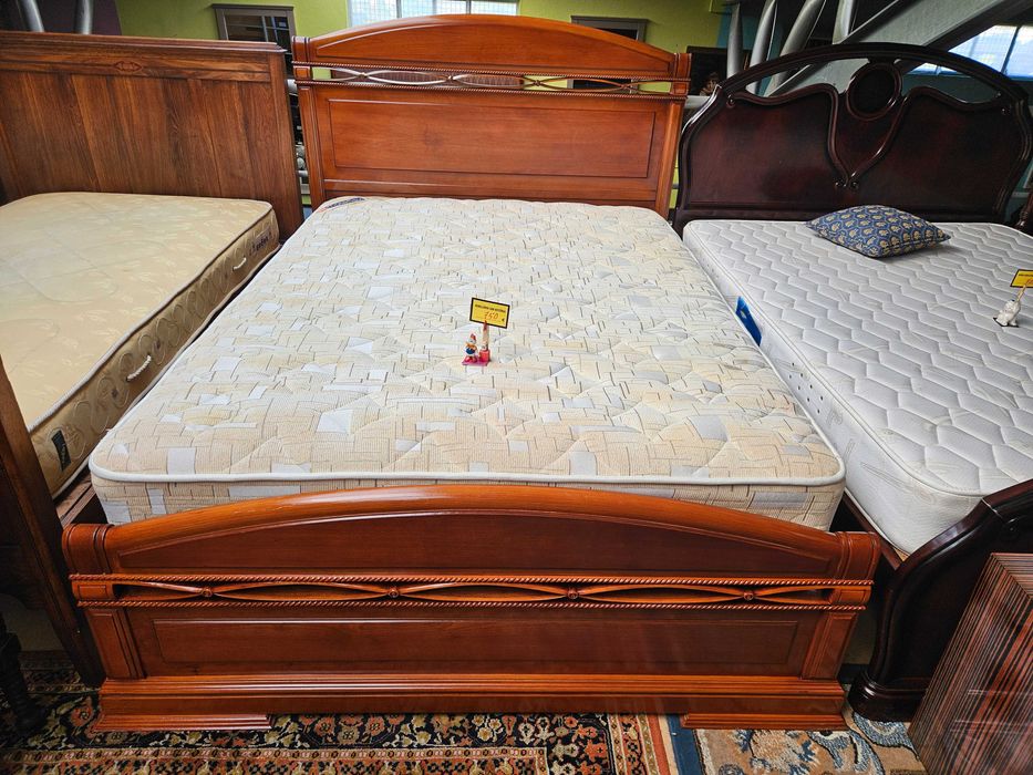 Cama em madeira maciça com estrado e colchão Mol