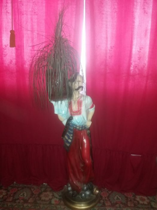 Скульптура-вазон.