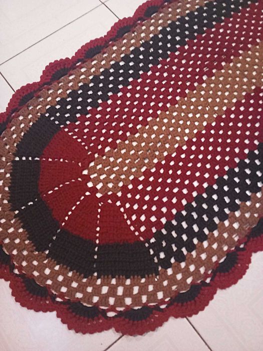 Tapete em crochê oval feito à mão