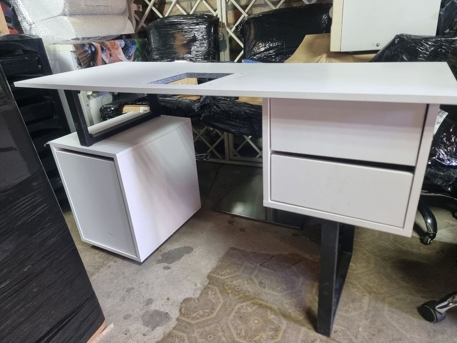 Стіл манікюрний, крісло манікюрне, обладнання для манікюру