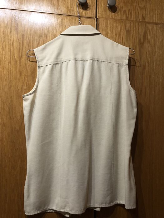 Blusa bege sem mangas