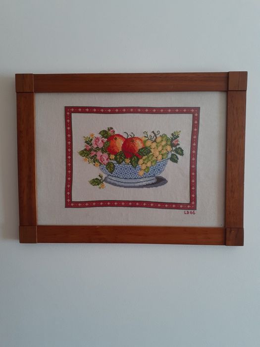 Quadro para cozinha com cesto de flores.