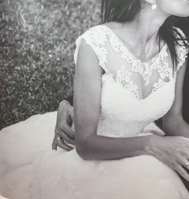 Suknia ślubna z trenem, koronka, litera „A”