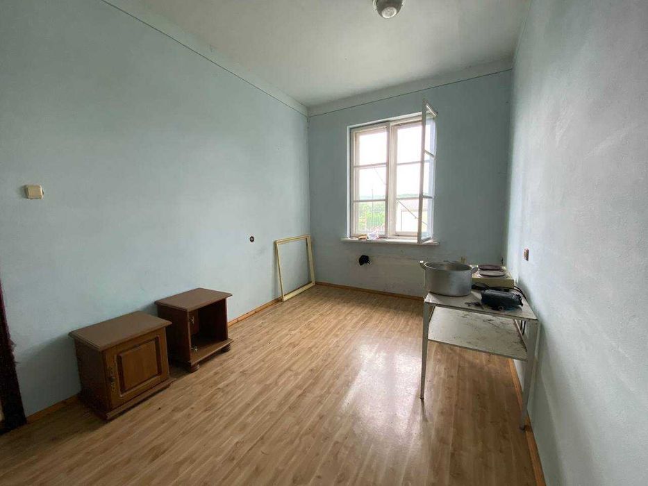 Приміщення 1230 м2 та земельна ділянка 0,35 га в с. Вістова