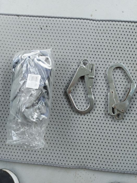 2 mosquetãos grandes  10  pares de luvas marca juba mais 1 0culos marca Honeywell