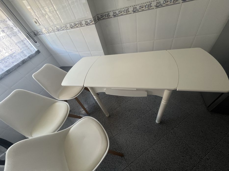 Mesa e cadeiras