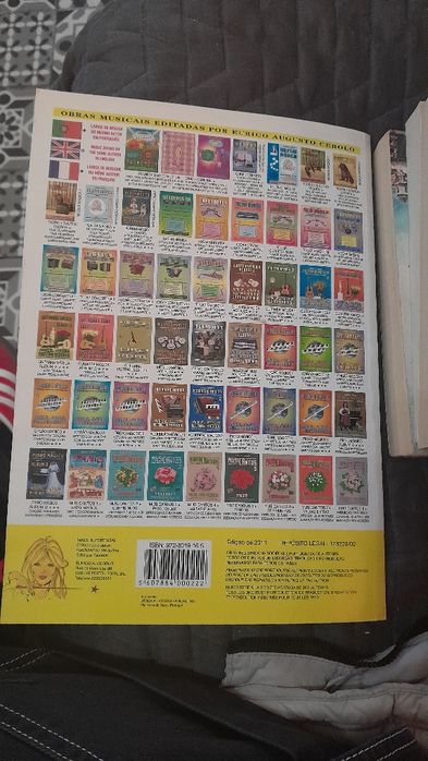 Vendo livro para aprender a tocar piano