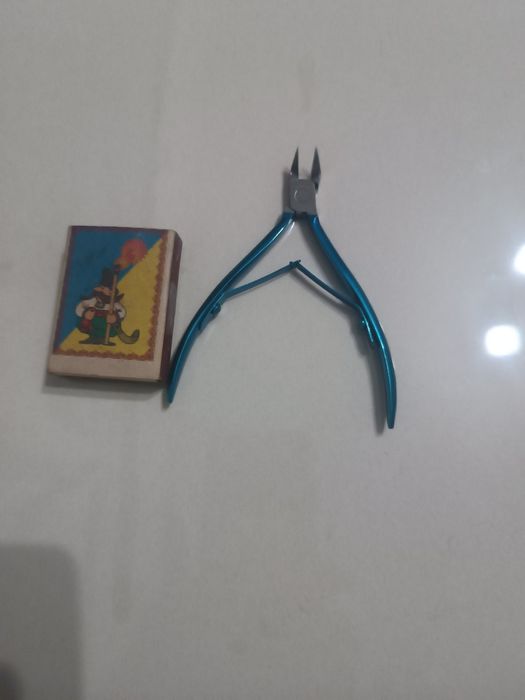 Кусачки для ногтей.