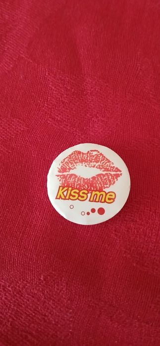 Crachá Kisse me, antigo