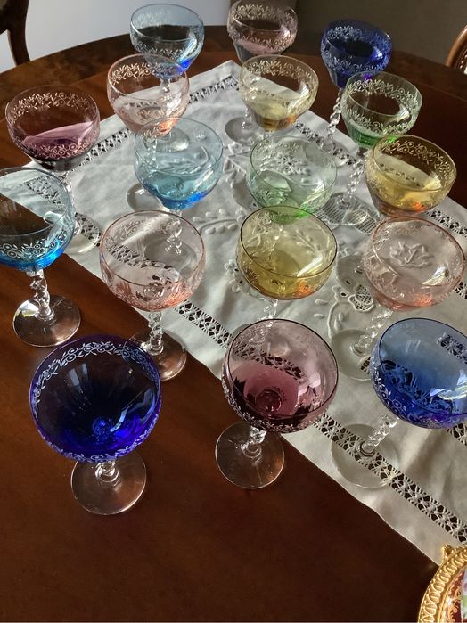 Conjunto de copos antigos de varias cores  novos