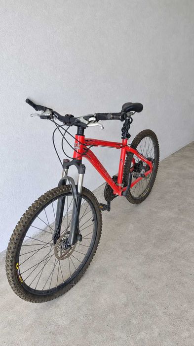 Bicicleta BTT roda 26 – Suspensão adaptativa e travões de disco