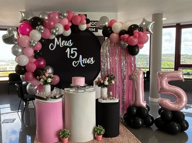 Decoração de Festa em Geral e Arco de Baloẽs